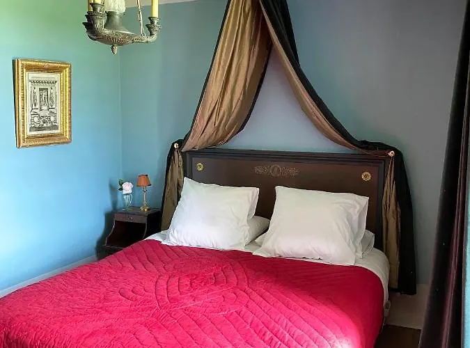 Manoir De Ghaisne Bed and Breakfast 4*