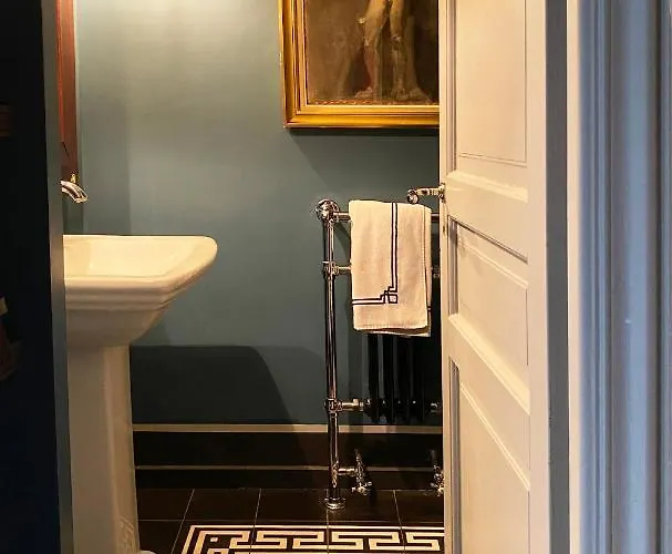 Manoir De Ghaisne Bed and Breakfast 4*