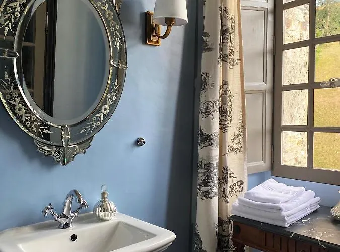 Manoir De Ghaisne Bed and Breakfast 4*